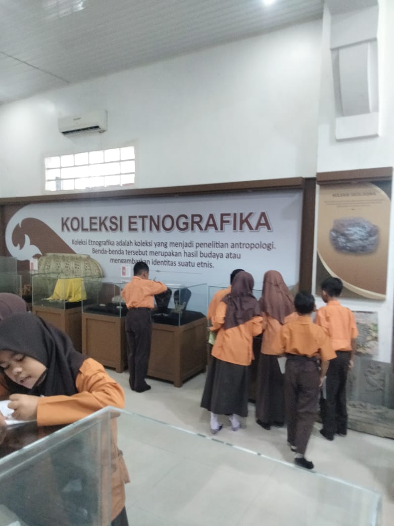 MUSEUM KOTA LANGSA DI KUNJUNGI OLEH PARA SISWA/SISWI DAN GURU SD IT ALMARHAMAH KOTA LANGSA