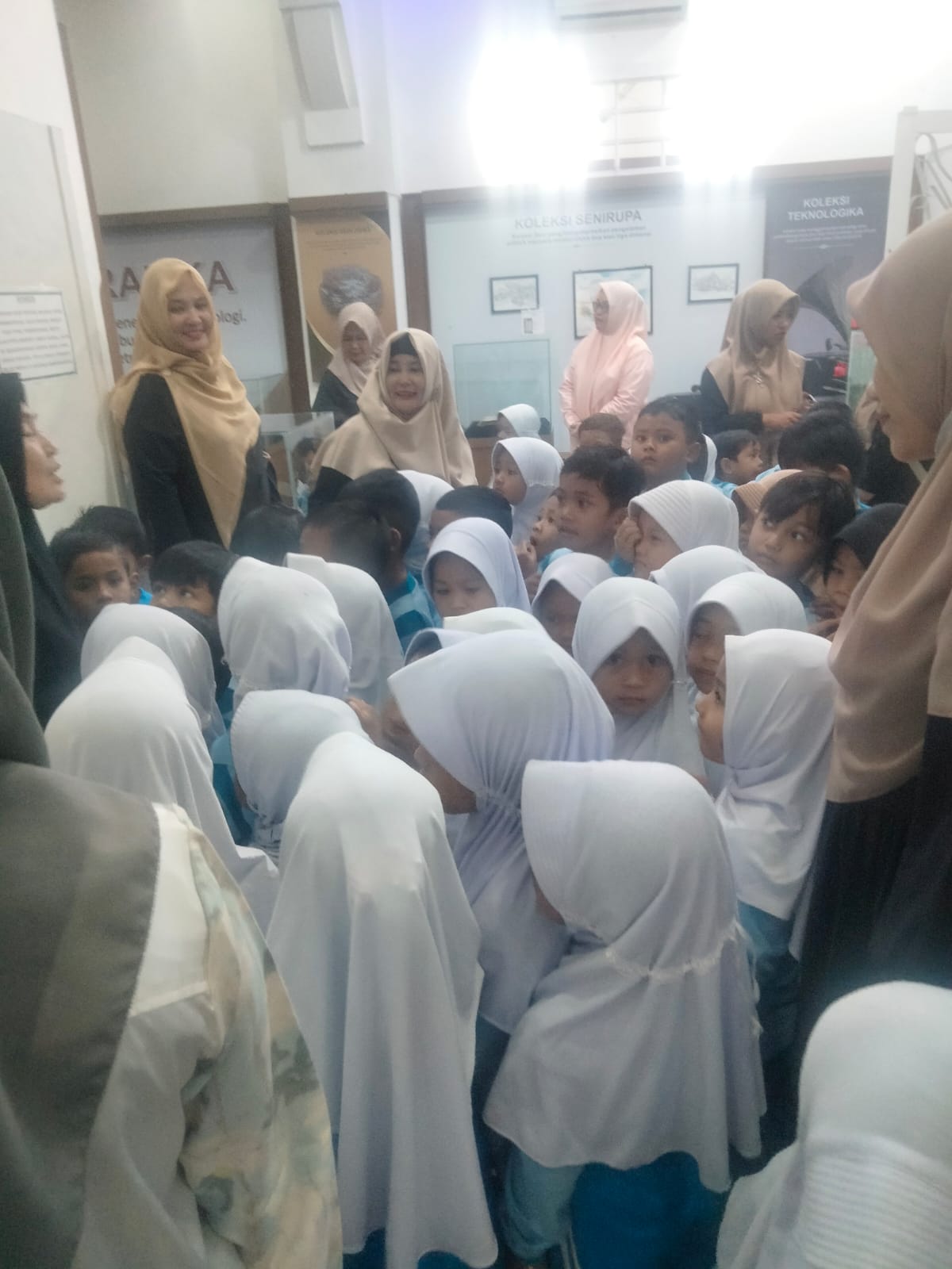 KUNJUNGAN KE MUSEUM PARA GURU DAN SISWA/SISWI TK NEGERI PEMBINA LANGSA TIMUR