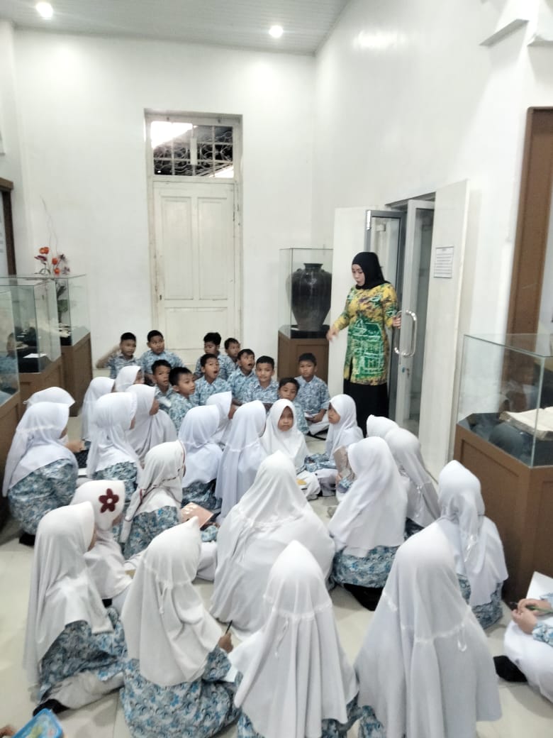 KUNJUNGAN KE MUSEUM KOTA LANGSA PARA GURU DAN SISWA/SISWI SDN 12 LANGSA