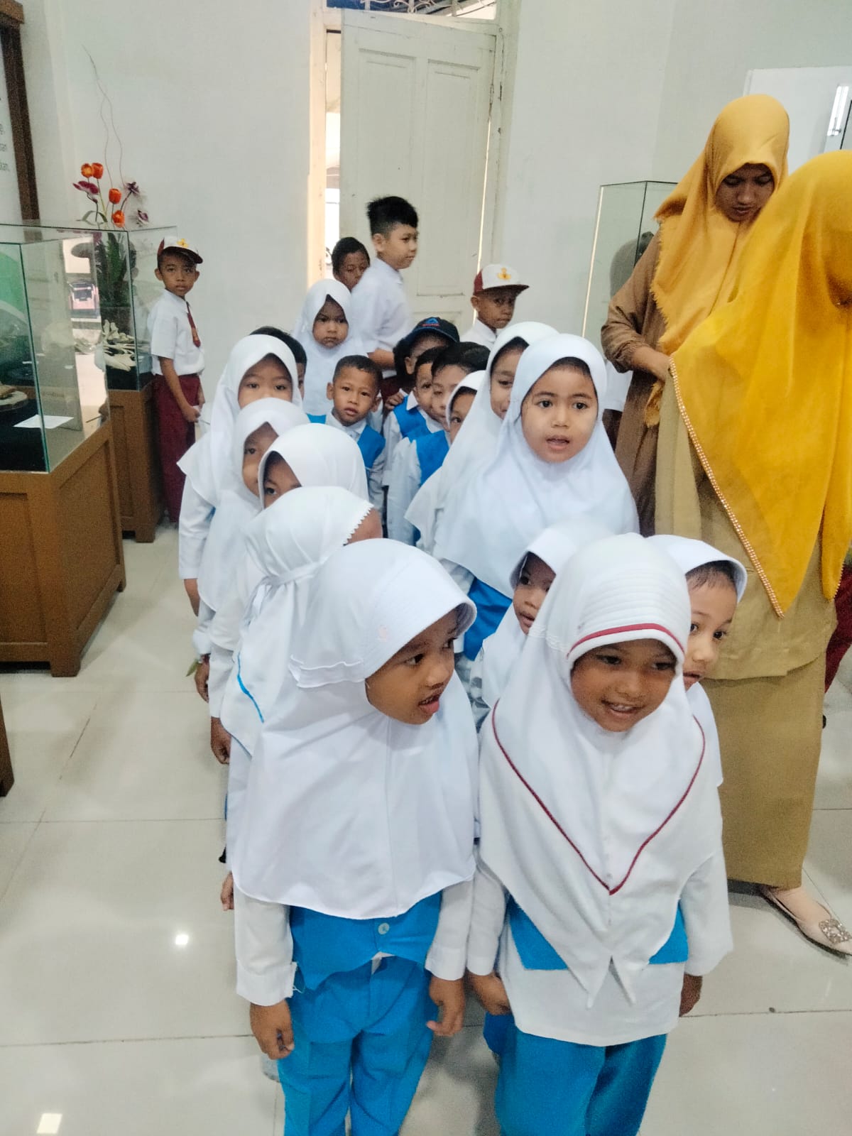 KUNJUNGAN KE MUSEUM PARA GURU DAN SISWA/SISWI TK WIYATA MANDALA KOTA LANGSA