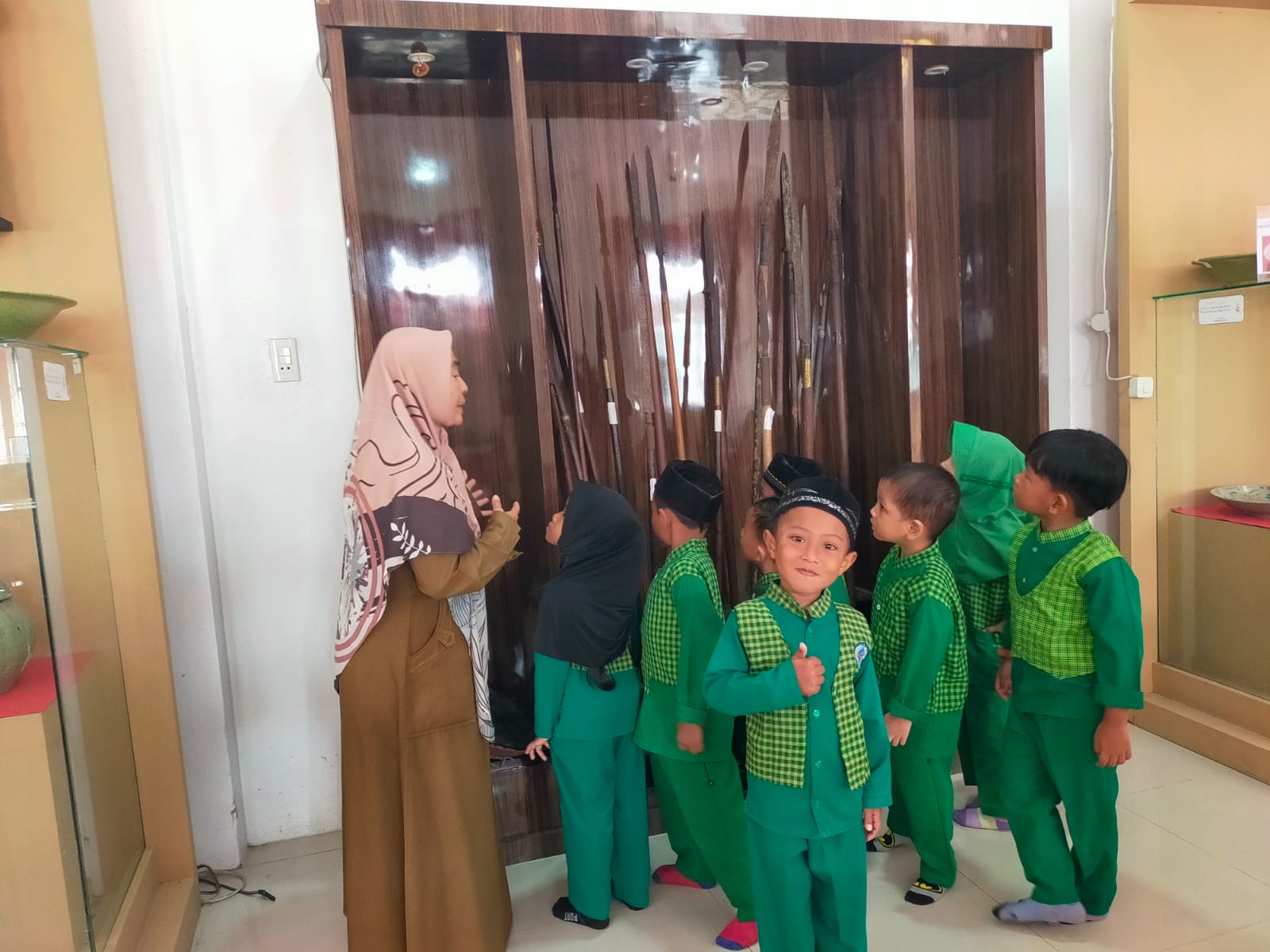 KUNJUNGAN KE MUSEUM PARA GURU DAN SISWA/SISWI TK RAUDATUL JANNAH