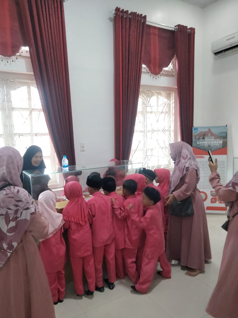 KUNJUNGAN KE MUSEUM KOTA LANGSA PARA GURU DAN SISWA/SISWI TK TUNAS HARAPAN KEBUN BARU LANGSA.